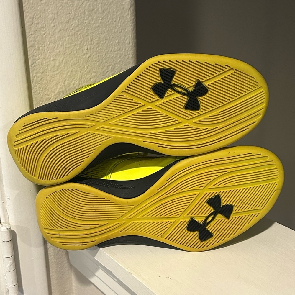 Under Armour Youth Size 5Y US  1251664-731 Clutch fit Lightning Basketball - Picture 8 of 9
